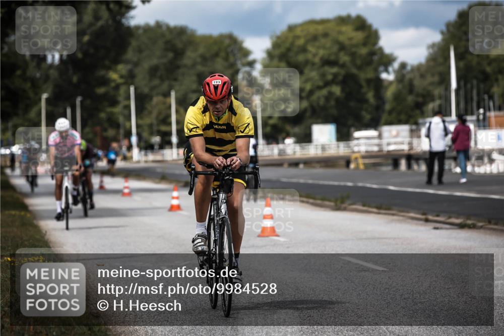 16.08.2026 - KN Förde Triathlon 2026 H.Heesch http://msf.ph/oto/9984528 16.08.2026 12:59:07 Radfahren 501, 718, 723, 731, 745 meine-sportfotos.de