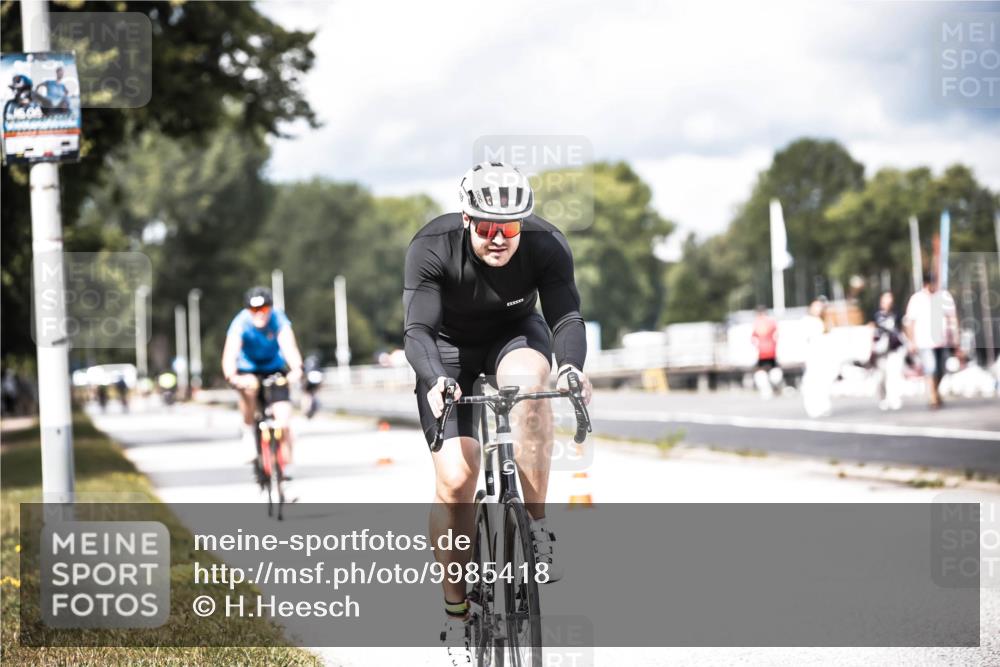 16.08.2026 - KN Förde Triathlon 2026 H.Heesch http://msf.ph/oto/9985418 16.08.2026 13:04:46 Radfahren 555, 705, 717 meine-sportfotos.de