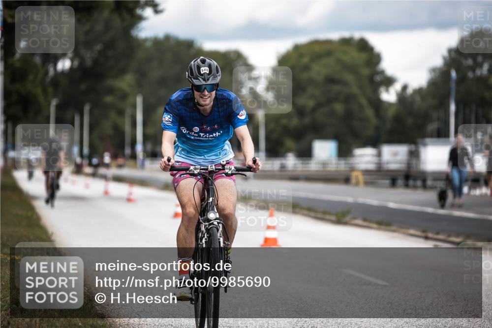 16.08.2026 - KN Förde Triathlon 2026 H.Heesch http://msf.ph/oto/9985690 16.08.2026 13:06:29 Radfahren 527, 580, 709, 725 meine-sportfotos.de