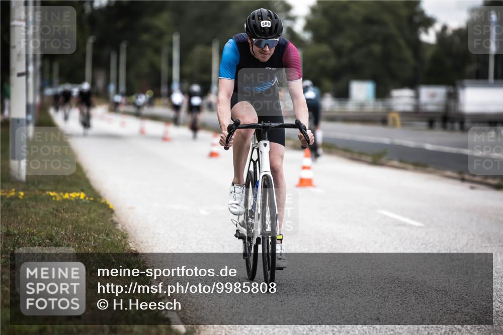 16.08.2026 - KN Förde Triathlon 2026 H.Heesch http://msf.ph/oto/9985808 16.08.2026 13:07:10 Radfahren 507, 509, 543, 704, 727 meine-sportfotos.de