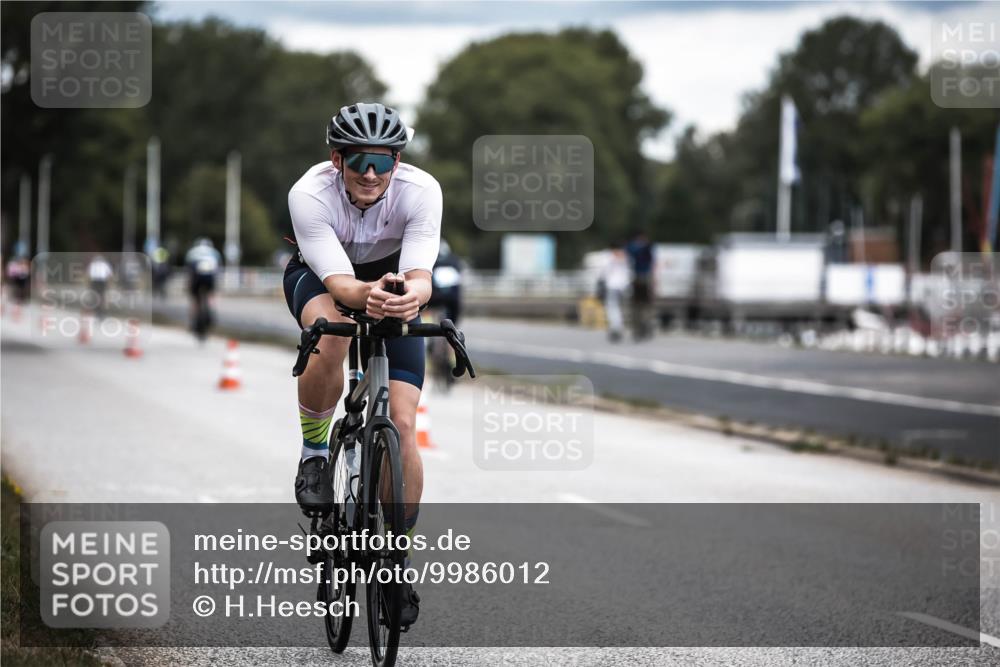16.08.2026 - KN Förde Triathlon 2026 H.Heesch http://msf.ph/oto/9986012 16.08.2026 13:08:01 Radfahren 566, 579, 738 meine-sportfotos.de