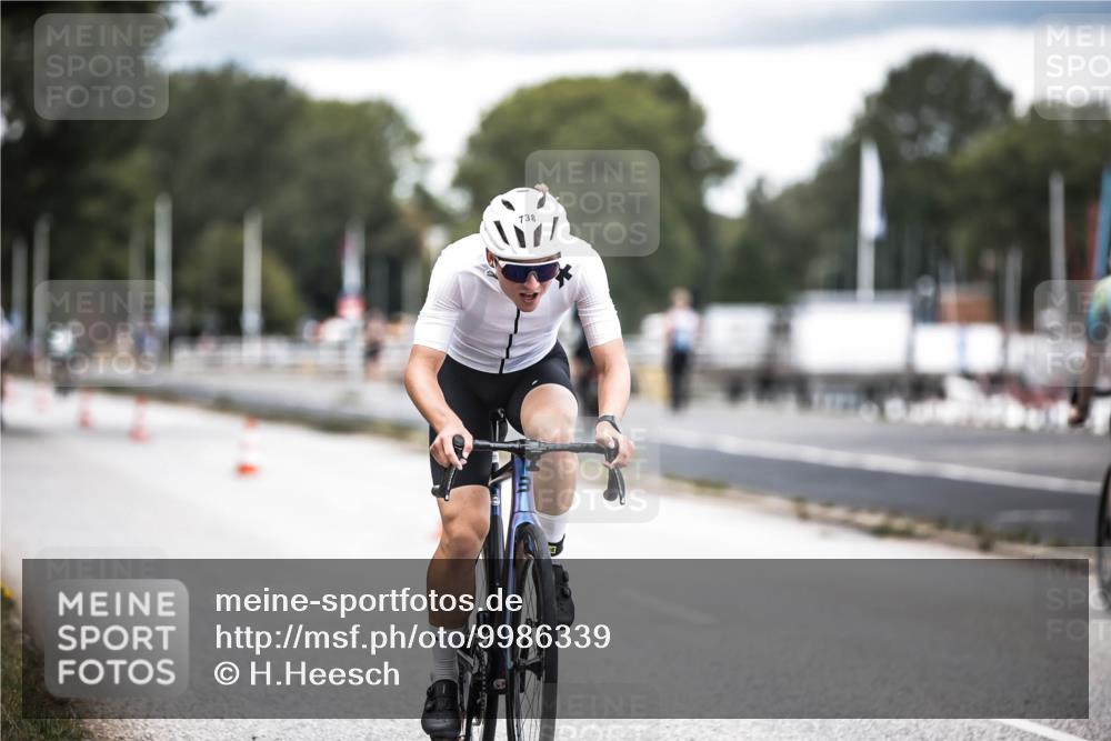 16.08.2026 - KN Förde Triathlon 2026 H.Heesch http://msf.ph/oto/9986339 16.08.2026 13:09:59 Radfahren 524, 701, 738 meine-sportfotos.de