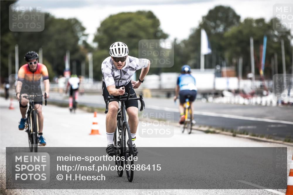 16.08.2026 - KN Förde Triathlon 2026 H.Heesch http://msf.ph/oto/9986415 16.08.2026 13:10:16 Radfahren 592, 710, 732 meine-sportfotos.de