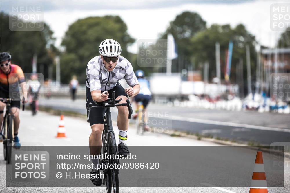 16.08.2026 - KN Förde Triathlon 2026 H.Heesch http://msf.ph/oto/9986420 16.08.2026 13:10:16 Radfahren 592, 710, 732 meine-sportfotos.de