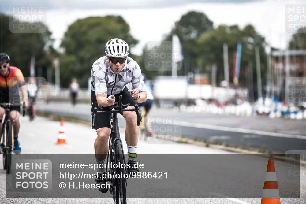 16.08.2026 - KN Förde Triathlon 2026 H.Heesch http://msf.ph/oto/9986421 16.08.2026 13:10:16 Radfahren 592, 710, 732 meine-sportfotos.de
