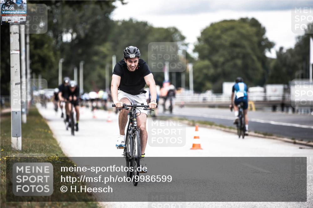 16.08.2026 - KN Förde Triathlon 2026 H.Heesch http://msf.ph/oto/9986599 16.08.2026 13:11:20 Radfahren 572, 716 meine-sportfotos.de