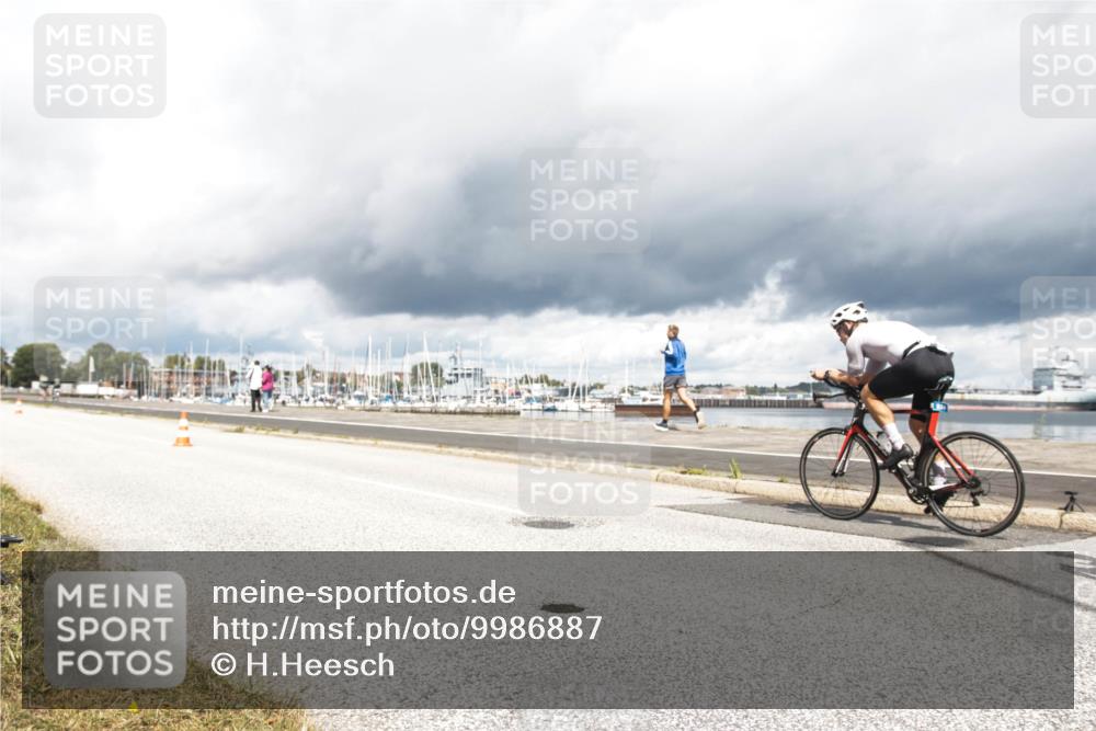 16.08.2026 - KN Förde Triathlon 2026 H.Heesch http://msf.ph/oto/9986887 16.08.2026 12:58:22 Radfahren 590, 594, 597, 607, 709, 743 meine-sportfotos.de