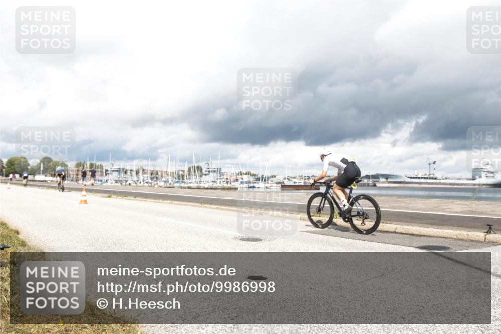 16.08.2026 - KN Förde Triathlon 2026 H.Heesch http://msf.ph/oto/9986998 16.08.2026 13:00:03 Radfahren 525, 558 meine-sportfotos.de