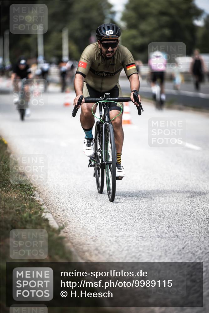 16.08.2026 - KN Förde Triathlon 2026 H.Heesch http://msf.ph/oto/9989115 16.08.2026 13:18:54 Radfahren 565, 704, 719, 725 meine-sportfotos.de