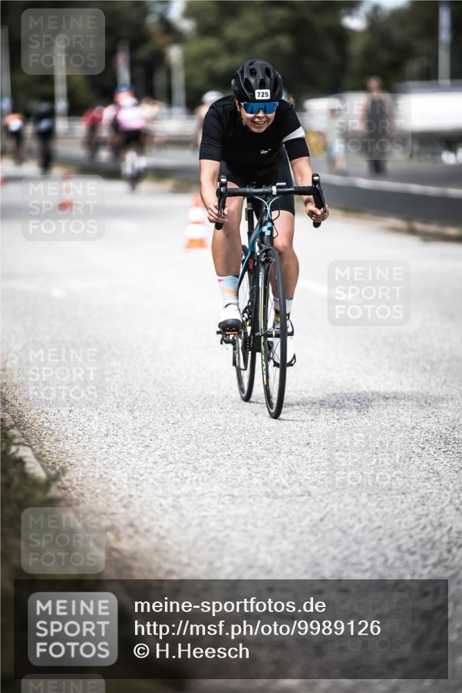 16.08.2026 - KN Förde Triathlon 2026 H.Heesch http://msf.ph/oto/9989126 16.08.2026 13:18:57 Radfahren 565, 704, 719, 725 meine-sportfotos.de