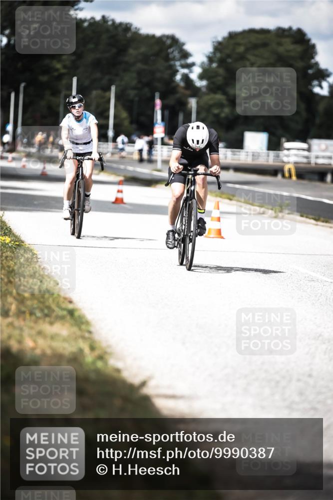 16.08.2026 - KN Förde Triathlon 2026 H.Heesch http://msf.ph/oto/9990387 16.08.2026 13:26:01 Radfahren 726, 731 meine-sportfotos.de