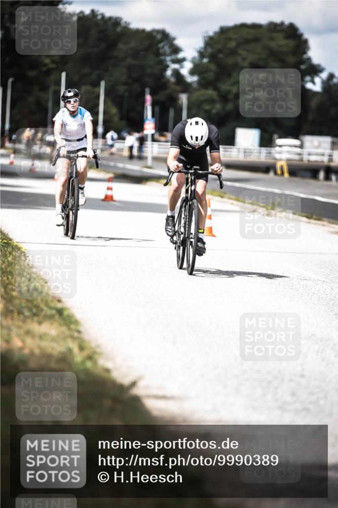 16.08.2026 - KN Förde Triathlon 2026 H.Heesch http://msf.ph/oto/9990389 16.08.2026 13:26:01 Radfahren 726, 731 meine-sportfotos.de