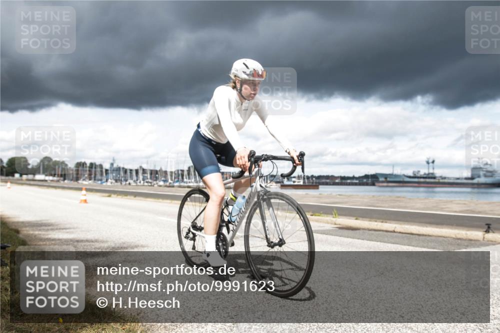 16.08.2026 - KN Förde Triathlon 2026 H.Heesch http://msf.ph/oto/9991623 16.08.2026 13:25:59 Radfahren 726, 731 meine-sportfotos.de