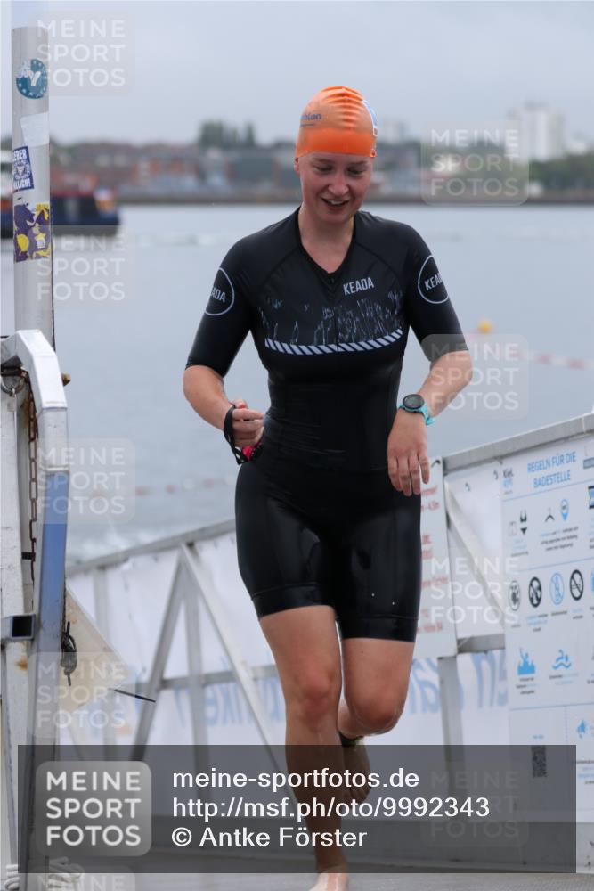 16.08.2026 - KN Förde Triathlon 2026 Antke Förster http://msf.ph/oto/9992343 16.08.2026 09:11:26 Schwimmen 1, 112, 113, 118, 119, 122, 140, 117, 133, 142 meine-sportfotos.de