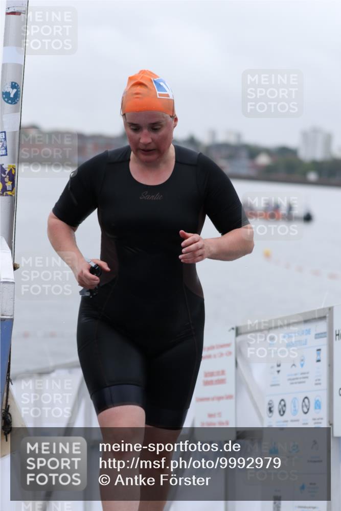 16.08.2026 - KN Förde Triathlon 2026 Antke Förster http://msf.ph/oto/9992979 16.08.2026 09:27:06 Schwimmen 247, 250, 253, 264, 263, 266 meine-sportfotos.de