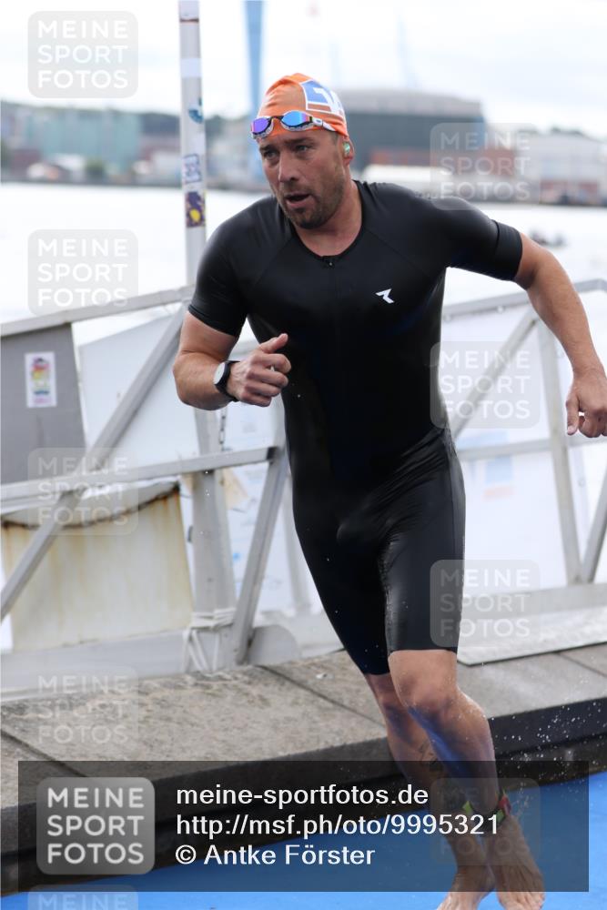 16.08.2026 - KN Förde Triathlon 2026 Antke Förster http://msf.ph/oto/9995321 16.08.2026 10:55:24 Schwimmen 221, 317, 320, 323, 320, 327, 329 meine-sportfotos.de