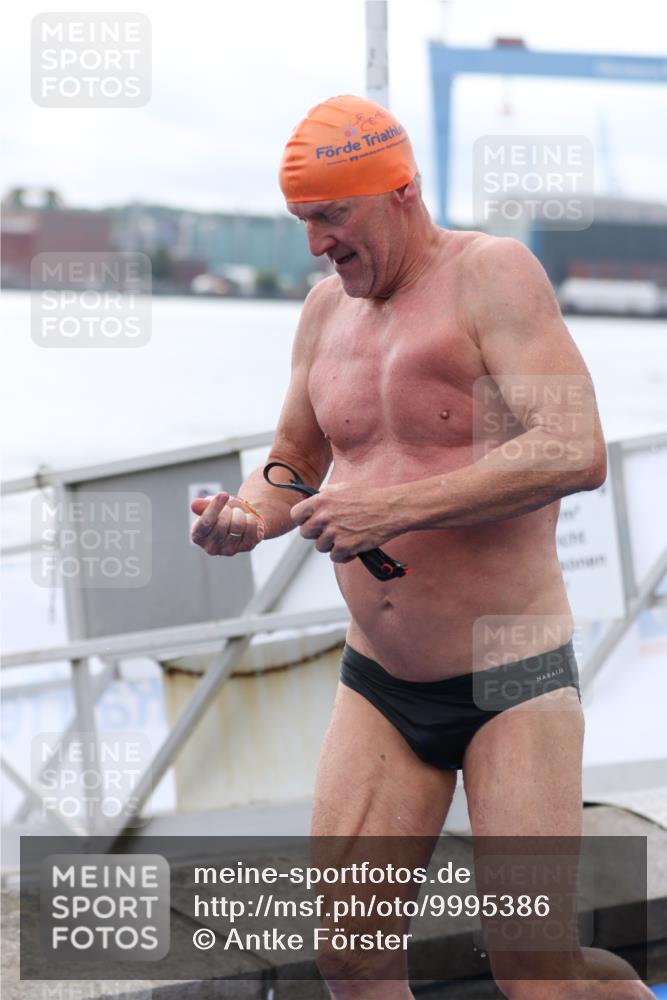 16.08.2026 - KN Förde Triathlon 2026 Antke Förster http://msf.ph/oto/9995386 16.08.2026 10:57:32 Schwimmen 306, 322 meine-sportfotos.de
