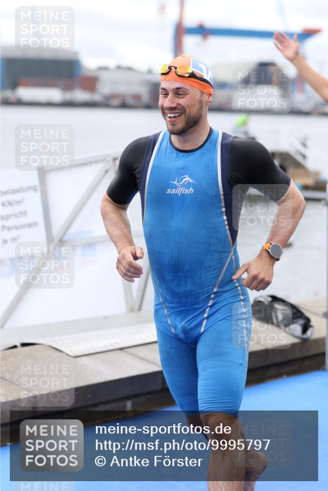 16.08.2026 - KN Förde Triathlon 2026 Antke Förster http://msf.ph/oto/9995797 16.08.2026 11:07:29 Schwimmen 378, 385, 404, 416, 425, 437, 801, 802, 414, 417, 427 meine-sportfotos.de