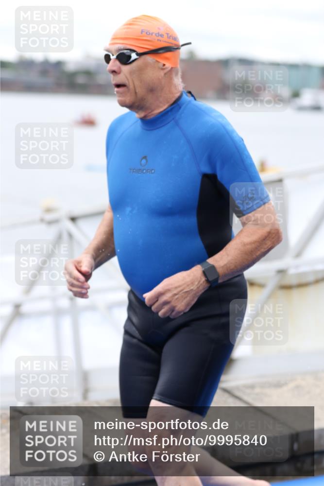 16.08.2026 - KN Förde Triathlon 2026 Antke Förster http://msf.ph/oto/9995840 16.08.2026 11:09:47 Schwimmen 415, 438 meine-sportfotos.de