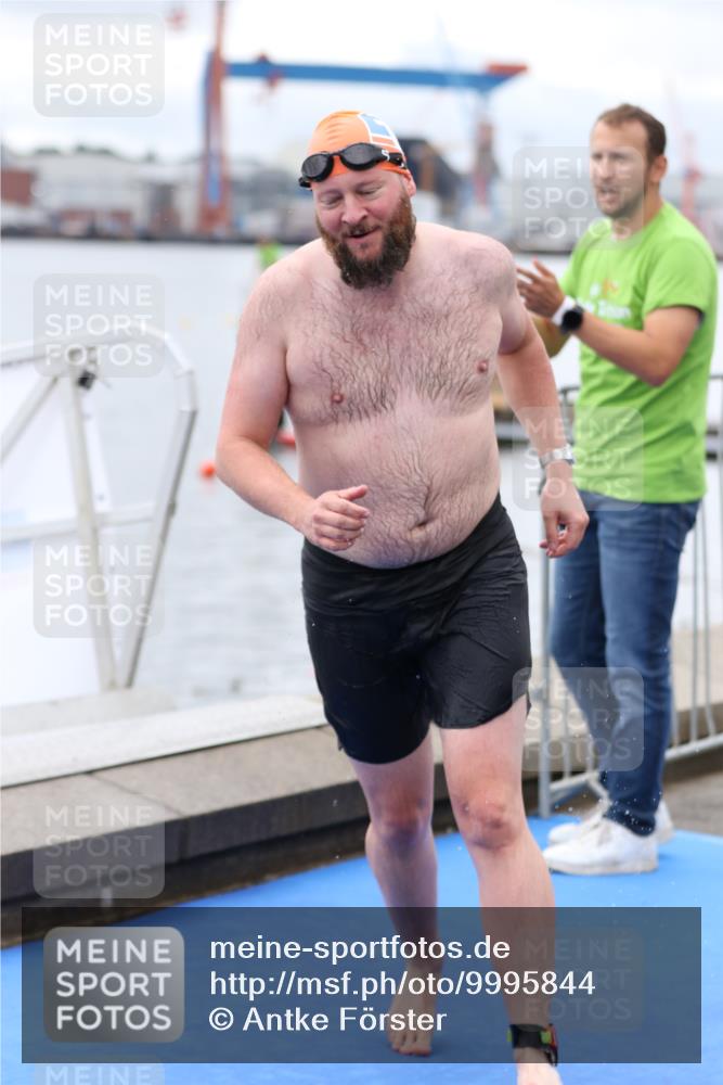 16.08.2026 - KN Förde Triathlon 2026 Antke Förster http://msf.ph/oto/9995844 16.08.2026 11:10:07 Schwimmen 415, 438 meine-sportfotos.de