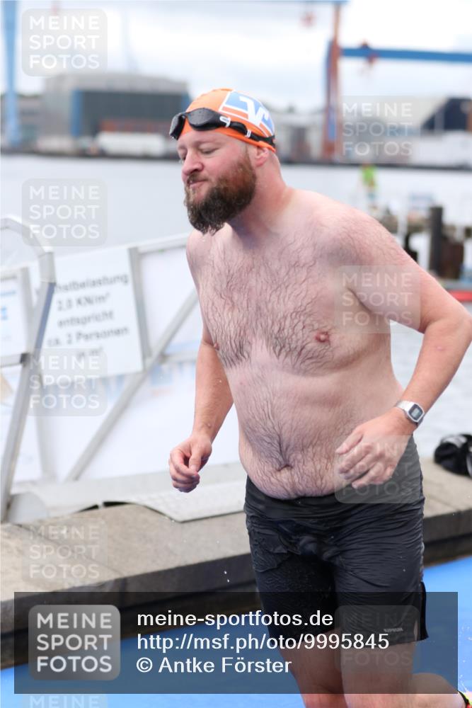 16.08.2026 - KN Förde Triathlon 2026 Antke Förster http://msf.ph/oto/9995845 16.08.2026 11:10:07 Schwimmen 415, 438 meine-sportfotos.de