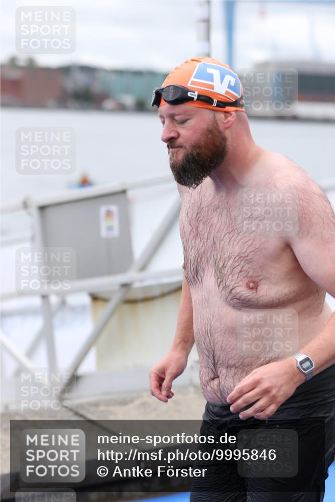 16.08.2026 - KN Förde Triathlon 2026 Antke Förster http://msf.ph/oto/9995846 16.08.2026 11:10:08 Schwimmen 415, 438 meine-sportfotos.de
