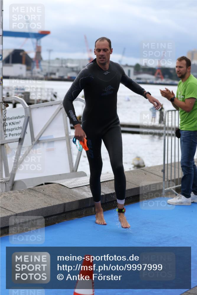 16.08.2026 - KN Förde Triathlon 2026 Antke Förster http://msf.ph/oto/9997999 16.08.2026 12:43:11 Schwimmen 530, 525, 551 meine-sportfotos.de