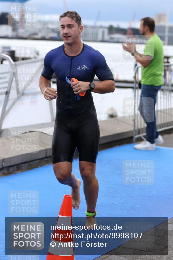 16.08.2026 - KN Förde Triathlon 2026 Antke Förster http://msf.ph/oto/9998107 16.08.2026 12:46:21 Schwimmen 517, 535, 555, 569, 571, 701, 710 meine-sportfotos.de
