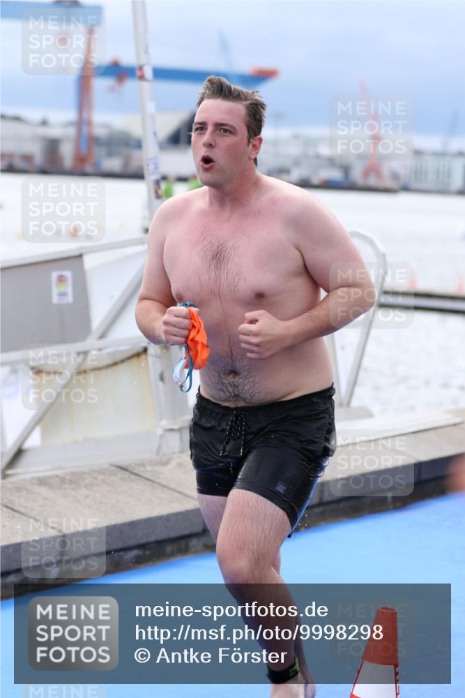 16.08.2026 - KN Förde Triathlon 2026 Antke Förster http://msf.ph/oto/9998298 16.08.2026 12:52:05 Schwimmen 594, 745, 746 meine-sportfotos.de