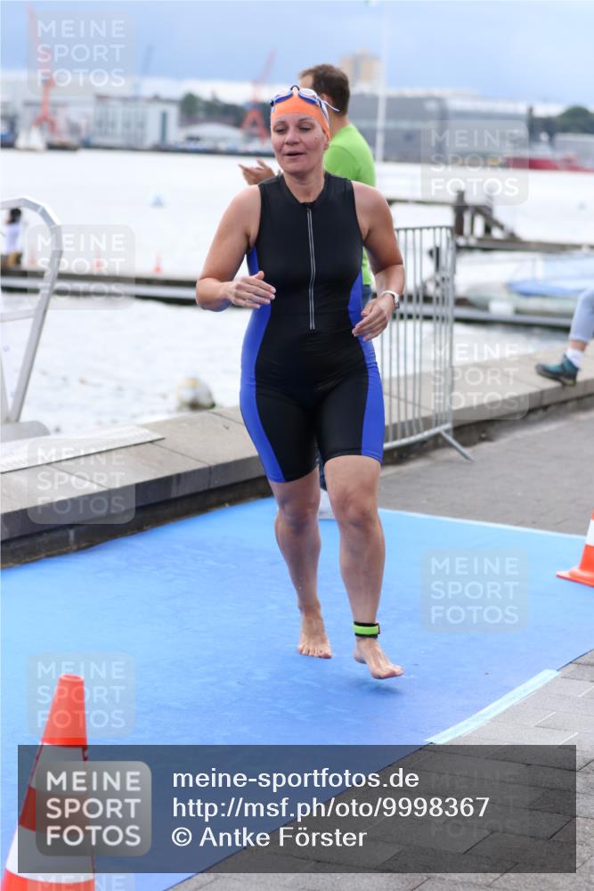 16.08.2026 - KN Förde Triathlon 2026 Antke Förster http://msf.ph/oto/9998367 16.08.2026 12:54:37 Schwimmen 734, 736 meine-sportfotos.de