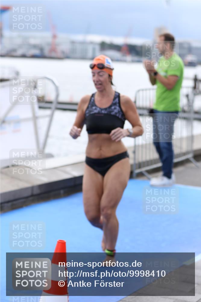 16.08.2026 - KN Förde Triathlon 2026 Antke Förster http://msf.ph/oto/9998410 16.08.2026 12:55:59 Schwimmen 726, 732, 739 meine-sportfotos.de