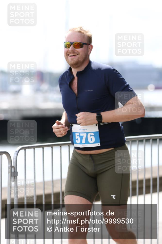 16.08.2026 - KN Förde Triathlon 2026 Antke Förster http://msf.ph/oto/9999530 16.08.2026 13:48:44 Laufen  meine-sportfotos.de