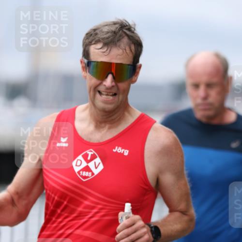 16.08.2026 - KN Förde Triathlon 2026 Antke Förster http://msf.ph/oto/10006850 16.08.2026 12:06:13 Laufen 354, 1885 meine-sportfotos.de