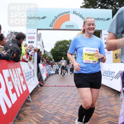 30.08.2026 - Blankeneser Heldenlauf Lena Gebhardt http://msf.ph/oto/10016931 30.08.2026 09:57:53 Ziel 1260, 1610, 1611, 1641, 1685, 1775 meine-sportfotos.de