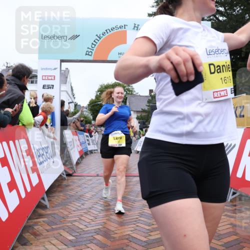 30.08.2026 - Blankeneser Heldenlauf Lena Gebhardt http://msf.ph/oto/10017068 30.08.2026 09:58:11 Ziel 1262, 1263, 1392, 1435, 1541, 1619, 1620, 1704 meine-sportfotos.de