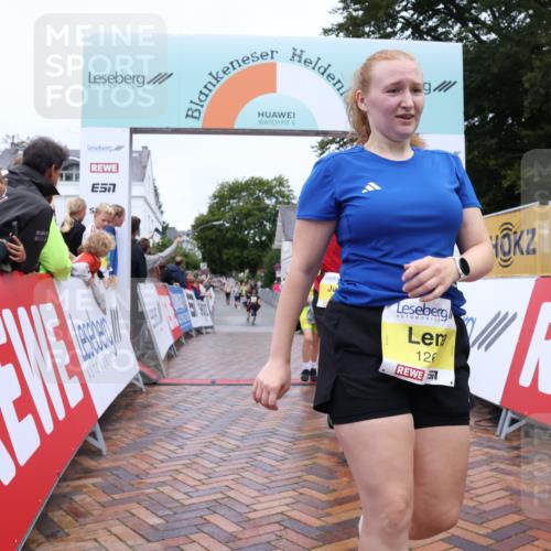 30.08.2026 - Blankeneser Heldenlauf Lena Gebhardt http://msf.ph/oto/10017086 30.08.2026 09:58:12 Ziel 1262, 1263, 1435, 1541, 1619, 1620, 1704 meine-sportfotos.de