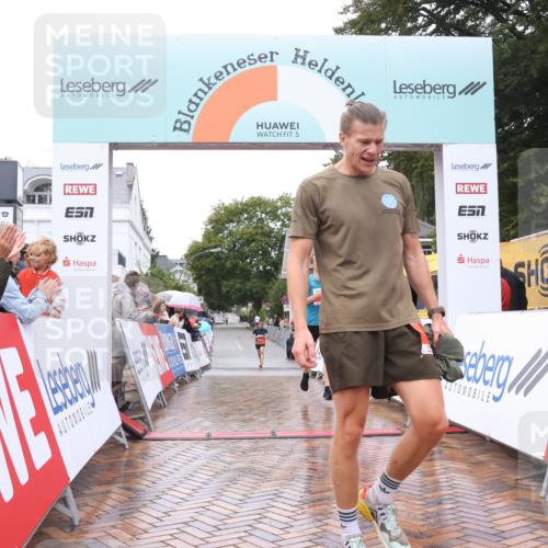 30.08.2026 - Blankeneser Heldenlauf Lena Gebhardt http://msf.ph/oto/10017952 30.08.2026 09:24:14 Ziel 3556, 3567 meine-sportfotos.de