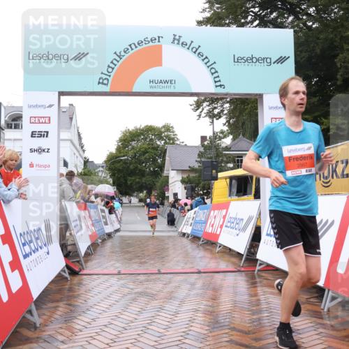 30.08.2026 - Blankeneser Heldenlauf Lena Gebhardt http://msf.ph/oto/10017957 30.08.2026 09:24:16 Ziel 3542, 3556, 3567 meine-sportfotos.de
