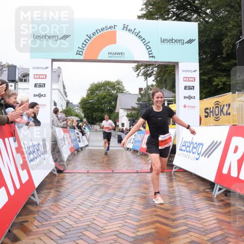 30.08.2026 - Blankeneser Heldenlauf Lena Gebhardt http://msf.ph/oto/10018089 30.08.2026 09:26:28 Ziel 3641, 3645 meine-sportfotos.de