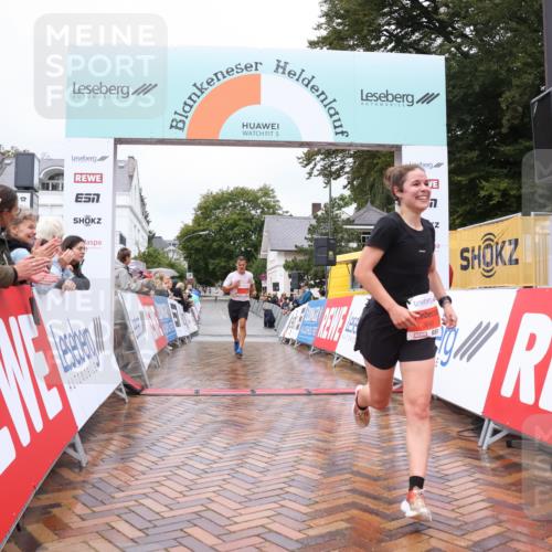 30.08.2026 - Blankeneser Heldenlauf Lena Gebhardt http://msf.ph/oto/10018091 30.08.2026 09:26:28 Ziel 3641, 3645 meine-sportfotos.de