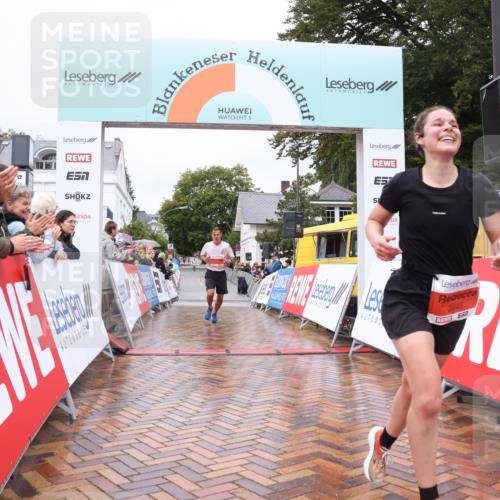 30.08.2026 - Blankeneser Heldenlauf Lena Gebhardt http://msf.ph/oto/10018093 30.08.2026 09:26:29 Ziel 3641, 3645 meine-sportfotos.de