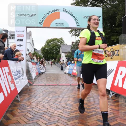 30.08.2026 - Blankeneser Heldenlauf Lena Gebhardt http://msf.ph/oto/10019296 30.08.2026 09:37:44 Ziel 1057, 1118, 1805, 3665 meine-sportfotos.de