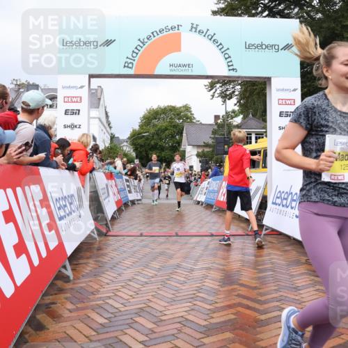 30.08.2026 - Blankeneser Heldenlauf Lena Gebhardt http://msf.ph/oto/10020060 30.08.2026 09:42:48 Ziel 1219, 1255, 1631, 1632 meine-sportfotos.de
