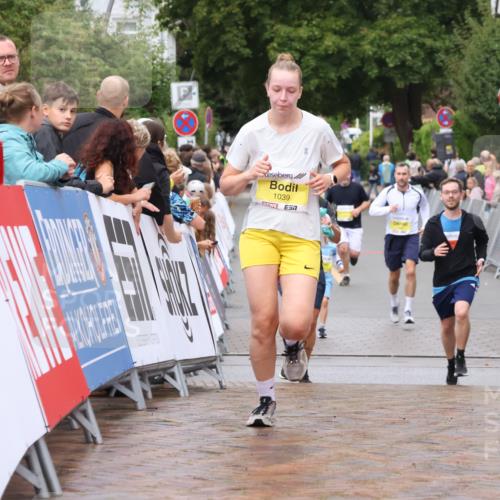 30.08.2026 - Blankeneser Heldenlauf Lena Gebhardt http://msf.ph/oto/10020196 30.08.2026 09:43:29 Ziel 1039, 1425, 1624, 1796, 3597 meine-sportfotos.de