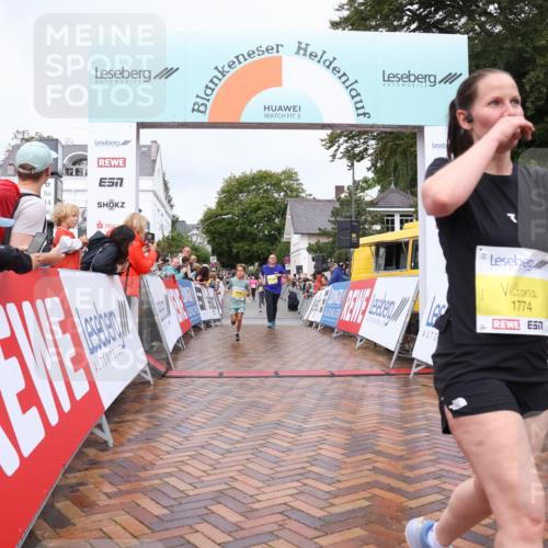 30.08.2026 - Blankeneser Heldenlauf Lena Gebhardt http://msf.ph/oto/10020257 30.08.2026 09:43:45 Ziel 1174, 1188, 1526, 1661, 1691, 1774 meine-sportfotos.de