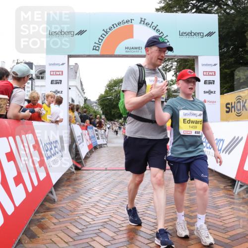 30.08.2026 - Blankeneser Heldenlauf Lena Gebhardt http://msf.ph/oto/10021022 30.08.2026 09:47:34 Ziel 1252, 1459, 1460, 3546 meine-sportfotos.de