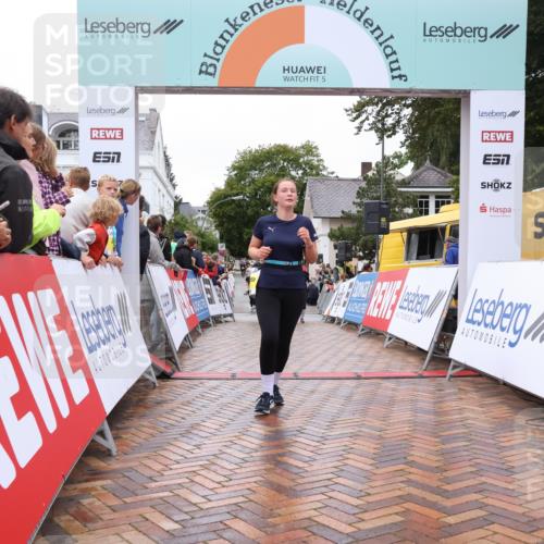 30.08.2026 - Blankeneser Heldenlauf Lena Gebhardt http://msf.ph/oto/10022481 30.08.2026 09:56:30 Ziel 1309, 1345, 1378 meine-sportfotos.de