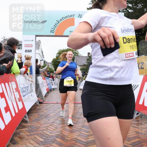30.08.2026 - Blankeneser Heldenlauf Lena Gebhardt http://msf.ph/oto/10022677 30.08.2026 09:58:11 Ziel 1262, 1263, 1392, 1435, 1541, 1619, 1620, 1704 meine-sportfotos.de