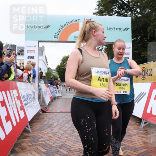 30.08.2026 - Blankeneser Heldenlauf Lena Gebhardt http://msf.ph/oto/10022703 30.08.2026 09:58:33 Ziel 1258, 1586, 1587 meine-sportfotos.de