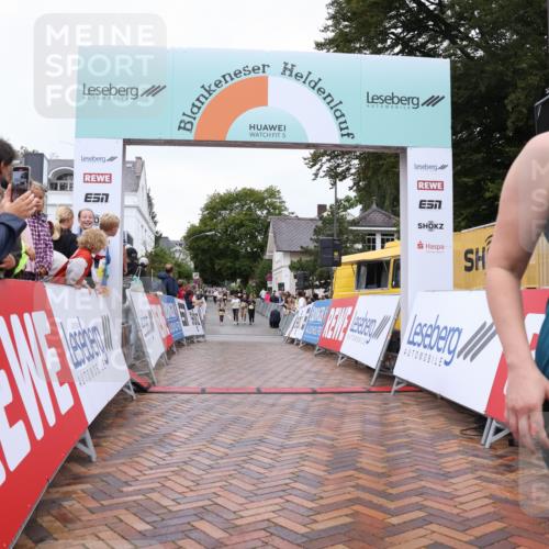 30.08.2026 - Blankeneser Heldenlauf Lena Gebhardt http://msf.ph/oto/10022705 30.08.2026 09:58:34 Ziel 1586, 1587 meine-sportfotos.de